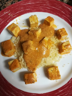 Una foto de Tofu a la paella con cuscús