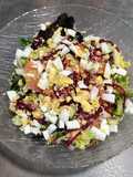 Ensalada de brotes tiernos, aguacate y huevo duro
