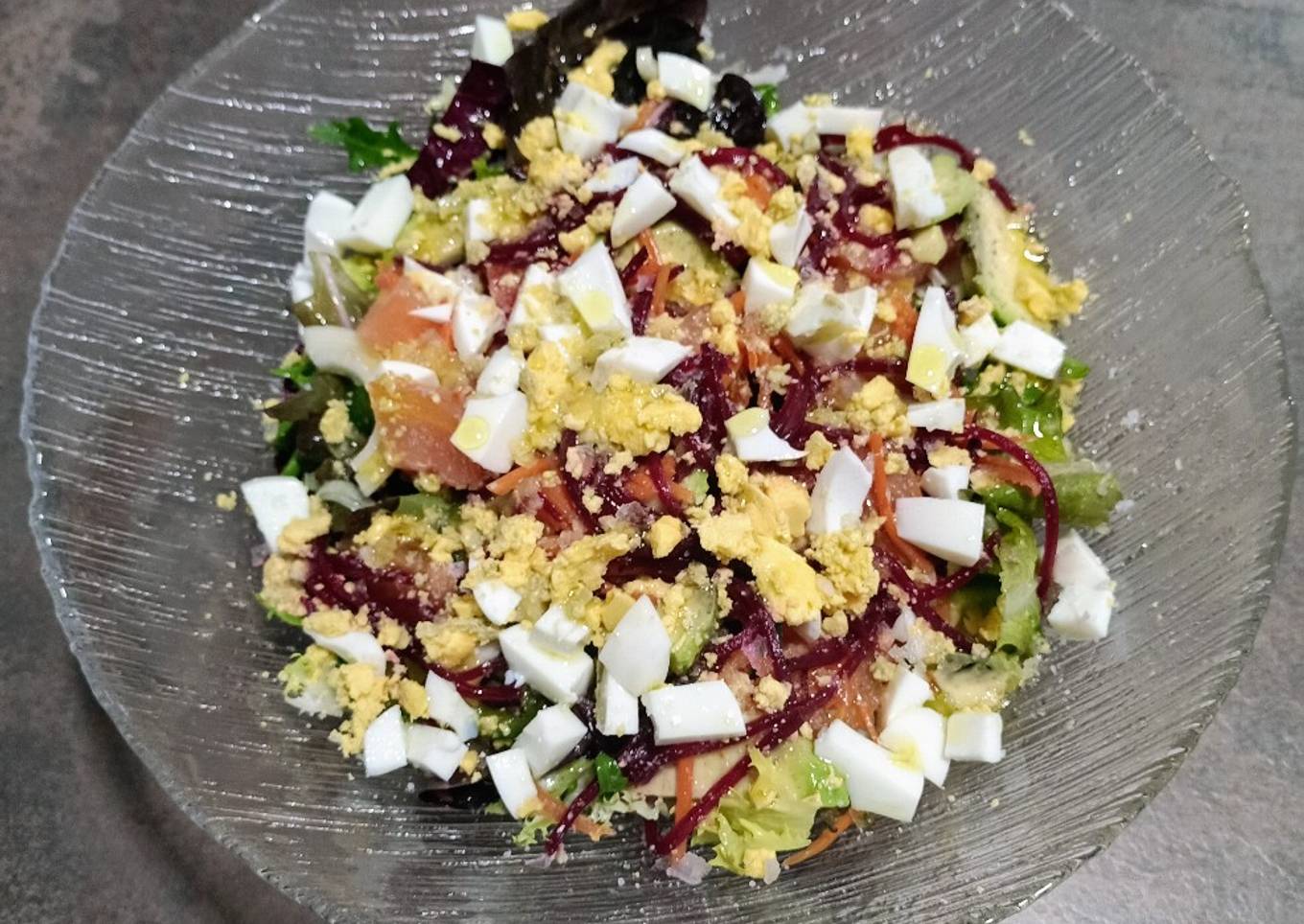 Ensalada de brotes tiernos, aguacate y huevo duro