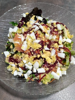 Una foto de Ensalada de brotes tiernos, aguacate y huevo duro