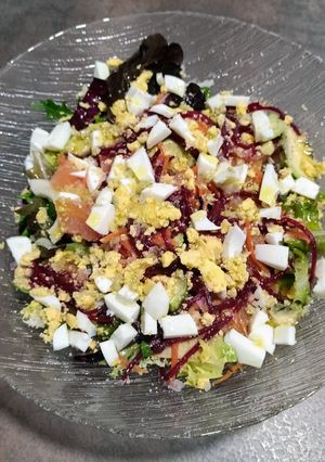 Una foto de Ensalada de brotes tiernos, aguacate y huevo duro