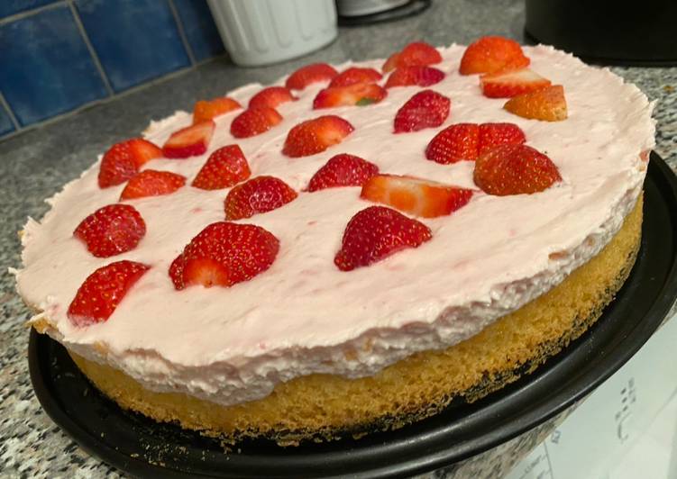 Erdbeercremetorte (mit Biscuitboden) ohne Gelatine