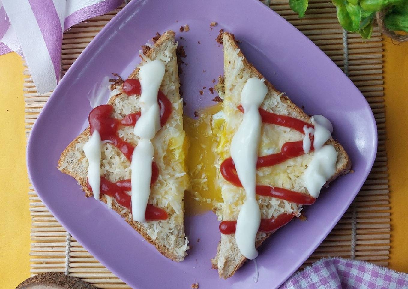 Egg in Hole Toast with Cheese (Roti bakar berlubang telur keju)