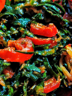 Una foto de ESPINACAS En Salsa Roja con Tomate🍅y orégano🌿...!