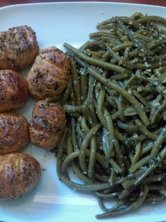 Una foto de Patatas asadas con hierbas de la Provenza y judías verdes salteadas
