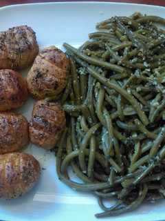 Una foto de Patatas asadas con hierbas de la Provenza y judías verdes salteadas