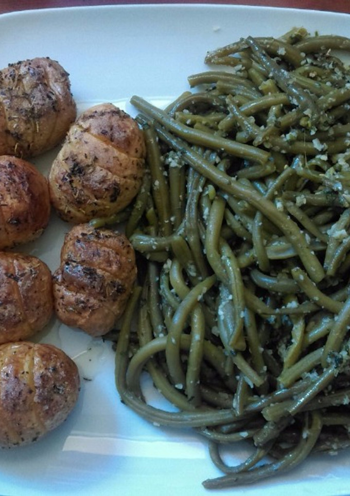 Una foto de Patatas asadas con hierbas de la Provenza y judías verdes salteadas