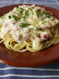 Foto principal de Espaguetis con jamón y panceta en salsa de queso