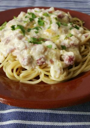 Una foto de Espaguetis con jamón y panceta en salsa de queso