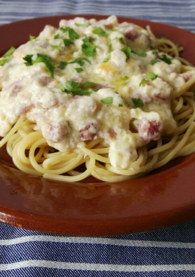 Una foto de Espaguetis con jamón y panceta en salsa de queso