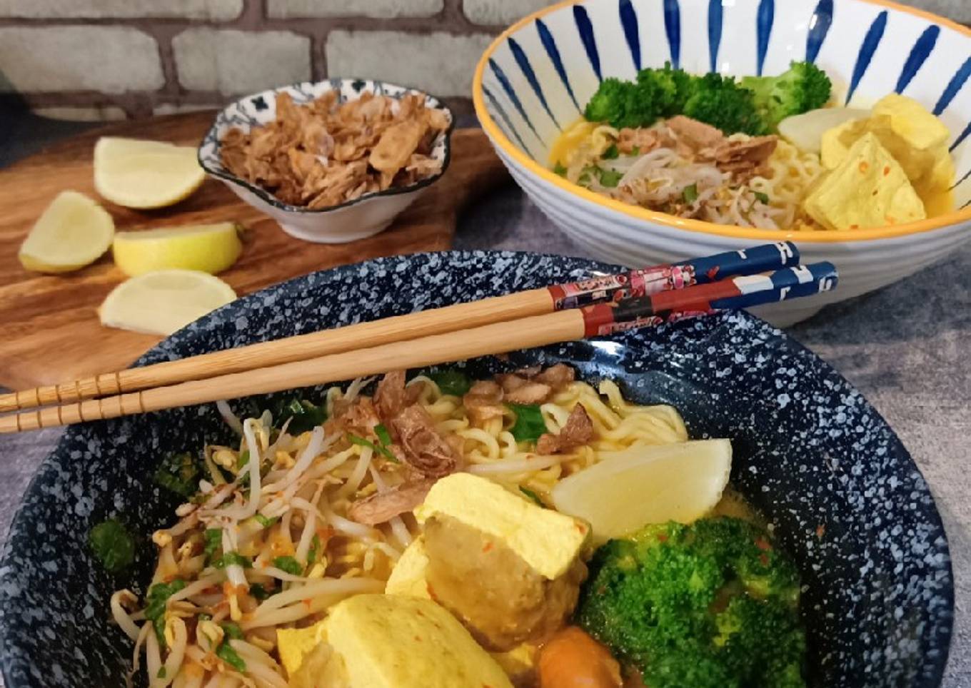 Pork in tofu curry noodle soup