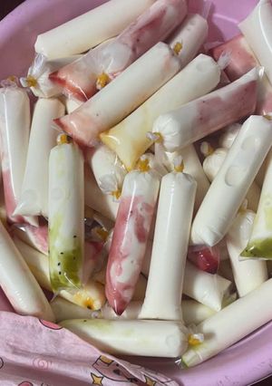 Hình của món Yaourt truyền thống hoặc thêm mứt.