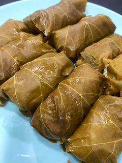 Una foto de Dolmas - Rollos de hoja de parra con pollo, calabaza y arroz