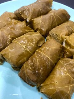 Una foto de Dolmas - Rollos de hoja de parra con pollo, calabaza y arroz