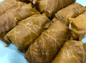 Foto principal de Dolmas - Rollos de hoja de parra con pollo, calabaza y arroz