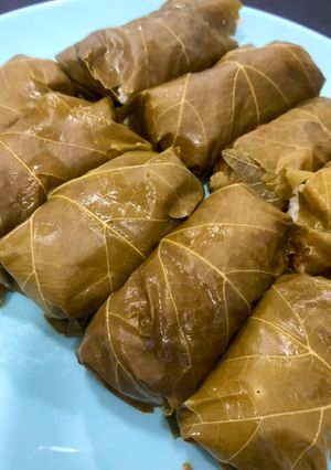 Una foto de Dolmas - Rollos de hoja de parra con pollo, calabaza y arroz