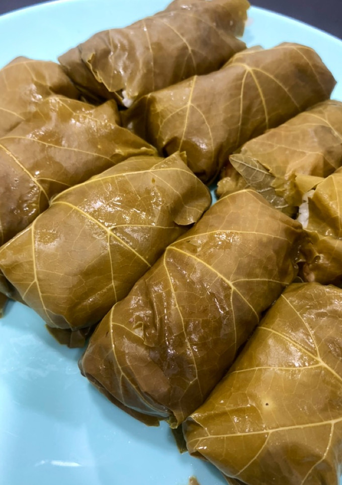 Una foto de Dolmas - Rollos de hoja de parra con pollo, calabaza y arroz