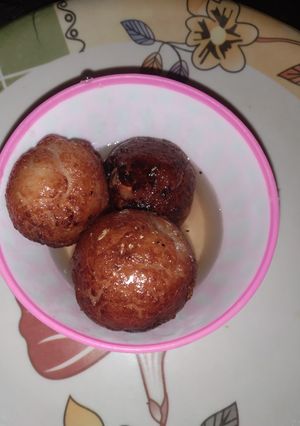 ब्रेड के गुलाब जामुन(Bread ke gulab jamun recipe in Hindi) रेसिपी मुख्य फोटो