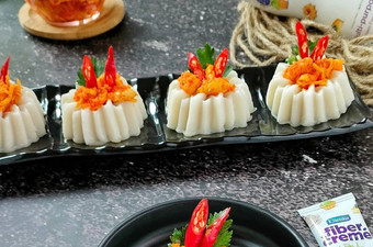 Bagaimana Menyiapkan Talam Ayam Suwir Pedas Menu Enak
