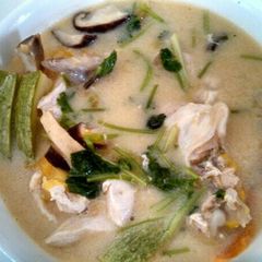 A picture of Tom kha gai (coconut chicken soup) 泰式椰奶鸡汤.