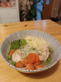 Una foto de Sopa con fideos de arroz, pollo y verduritas