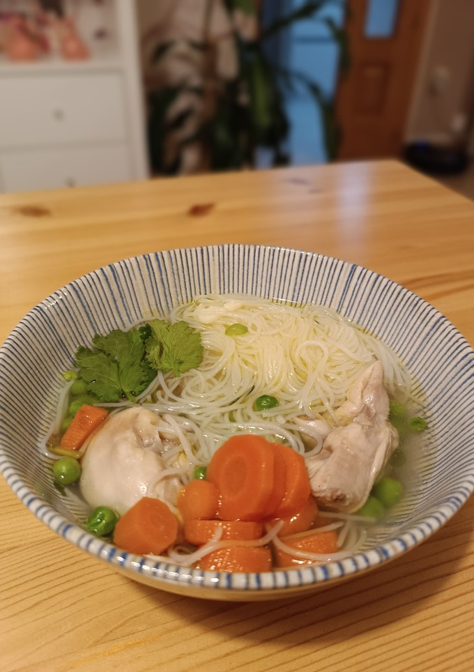 Una foto de Sopa con fideos de arroz, pollo y verduritas