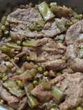 Filetes de pierna de cordero guisados con verduras