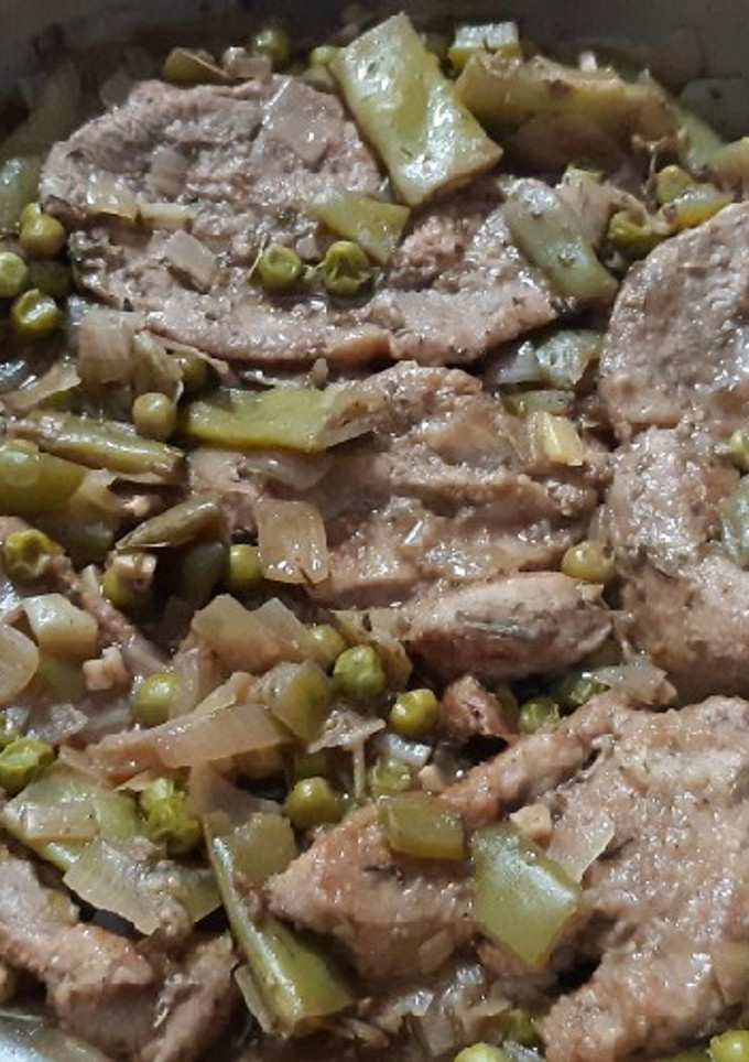 Una foto de Filetes de pierna de cordero guisados con verduras