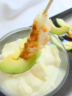 Una foto de Gambas y aguacate con alioli