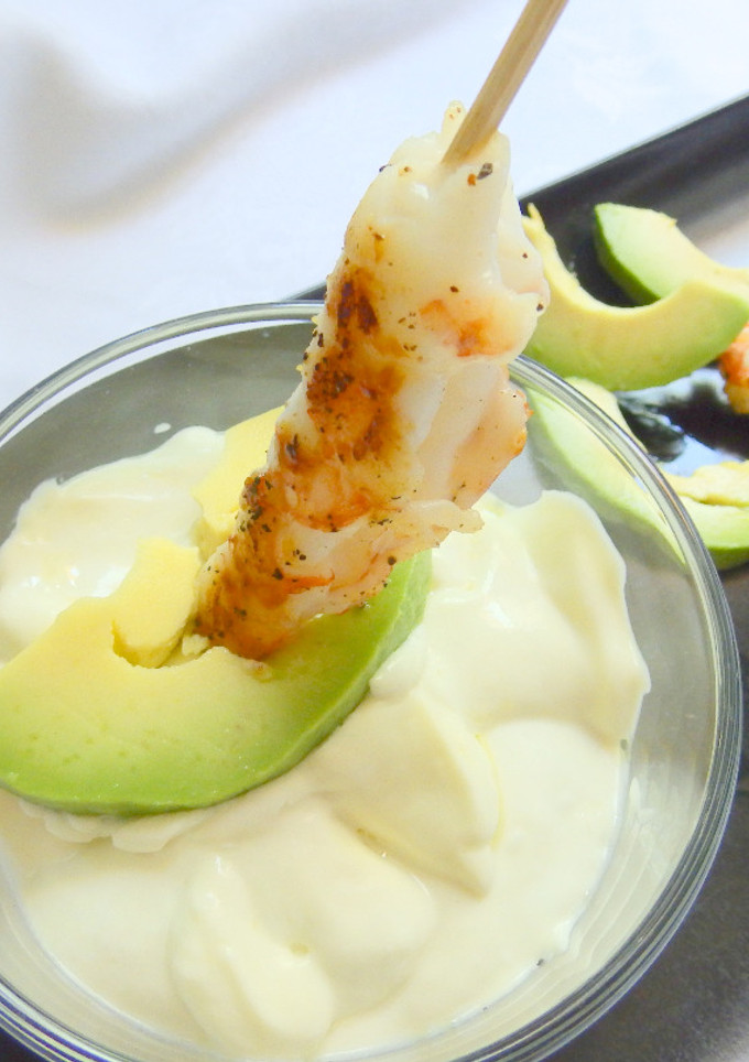 Una foto de Gambas y aguacate con alioli