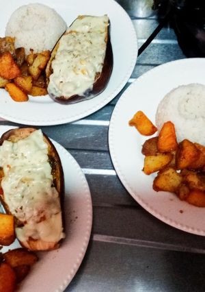 Una foto de Berenjena rellena mixta de carne de cerdo y verduras
