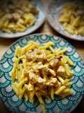 Pasta corta con pollo a la mostaza