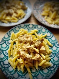 Una foto de Pasta corta con pollo a la mostaza