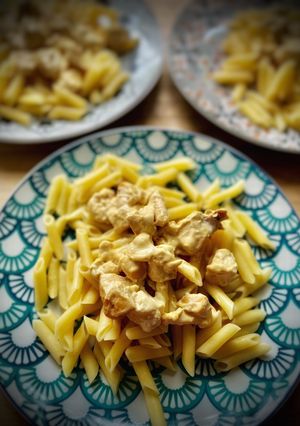 Una foto de Pasta corta con pollo a la mostaza