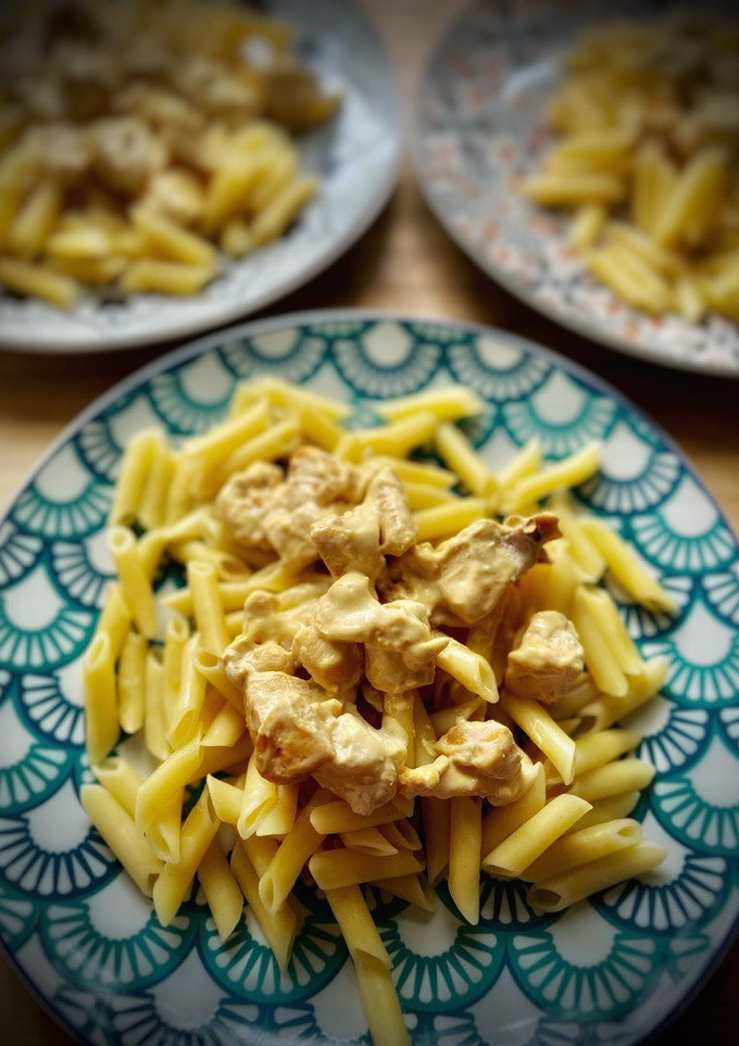 Una foto de Pasta corta con pollo a la mostaza
