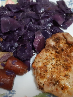 Una foto de Lombarda rehogada con contramuslo de pollo espaciado, en airfryer