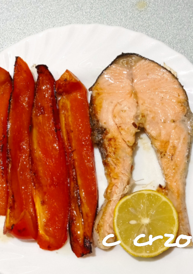 Una foto de Salmón con pimiento frito
