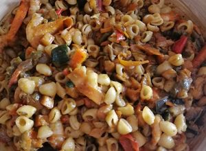 Foto principal de Wok de pasta lumaconi o caracolas con verduras