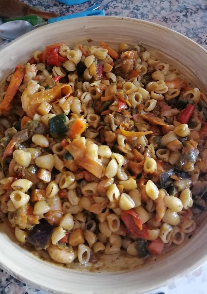 Una foto de Wok de pasta lumaconi o caracolas con verduras