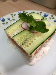 Una foto de 315. Sushi - lasaña fría de atún con salsa de rabanitos (principal arroz)