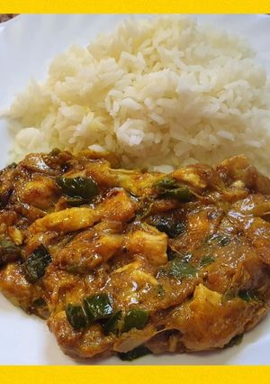 Una foto de Pollo al curry con arroz rápido y light (513 kcal)