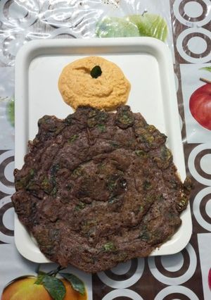 A picture of Murungai Keerai ragi dosa with coconut chutney.