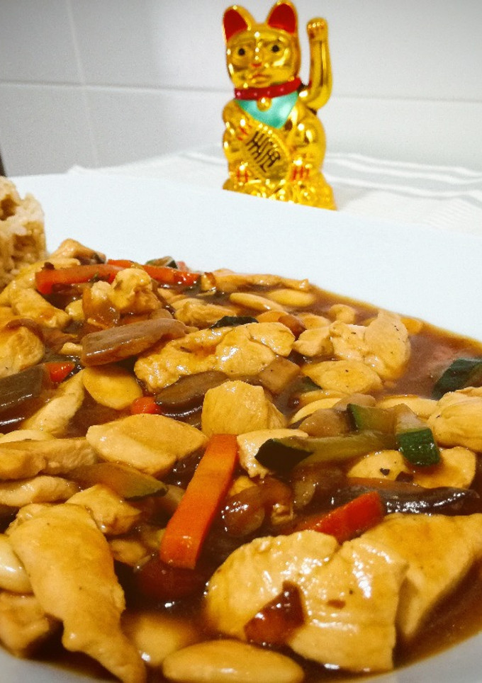 Una foto de Pollo con almendras estilo chino