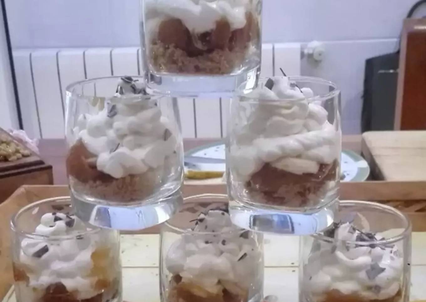 Postre o tarta de plátano con galletas