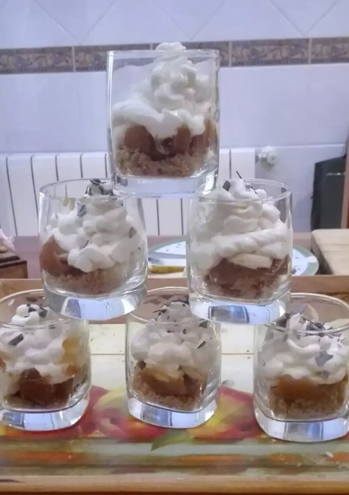 Una foto de Postre o tarta de plátano con galletas