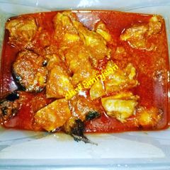 A picture of Tomato stew with chicken and fried fish.