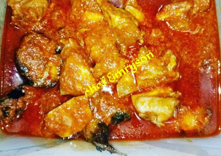 Tomato stew with chicken and fried fish