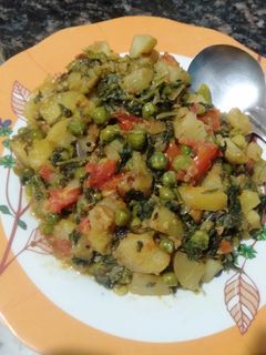 पालक,मटर आलू सब्जी (palak, matar aloo sabzi recipe in hindi) रेसिपी मुख्य फोटो