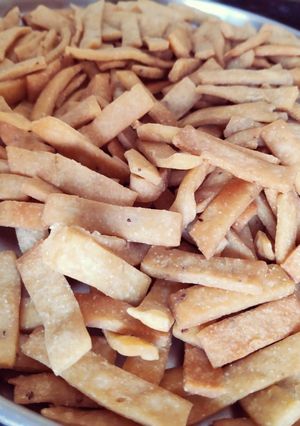 A picture of Namkeen saken (namakpaare).
