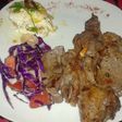 Bife ancho con huevo y ensalada de pastas